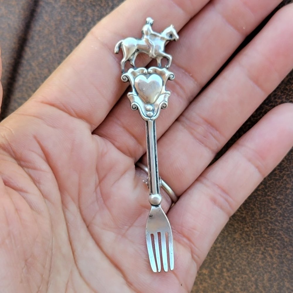 Vintage 925 sterling equestrian heart horse fork ornate 925 sterling silver pin